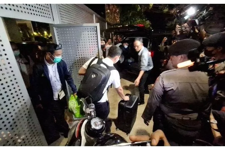 KPK sita dokumen &amp; bukti elektronik dari rumah eks Ketum PPP, Djan Faridz. (Tangkapan layar / HukamaNews.com)