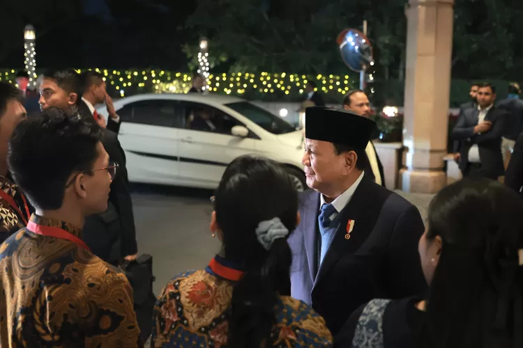 Antusiasme WNI sambut Prabowo di New Delhi meski larut malam. Momen haru dan kebanggaan di tengah kunjungan kenegaraan. (Dok. Promedia /HukamaNews.com)