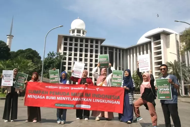 Aksi damai Green Faith Indonesia, Ecobhineka, LLHPB Aisyiyah, dan Dompet Dhuafa  untuk keadilan iklim di halaman masjid Istiqlal, Jakarta (28/10/22).