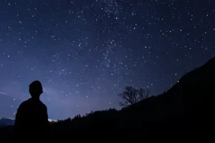 Ilustrasi: menatap langit malam. Dengan melepaskan keinginan dan menyerahkan hasil kepada Tuhan, kita belajar untuk menikmati setiap langkah perjalanan tersebut dengan penuh syukur dan kepercayaan.