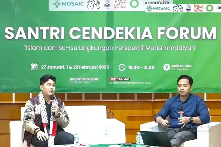 Ustaz Niki Alma Febriana Fauzi, dosen Ilmu Hadis UAD, (kanan) saat menyampaikan materi di acara Santri Cendekia Forum
