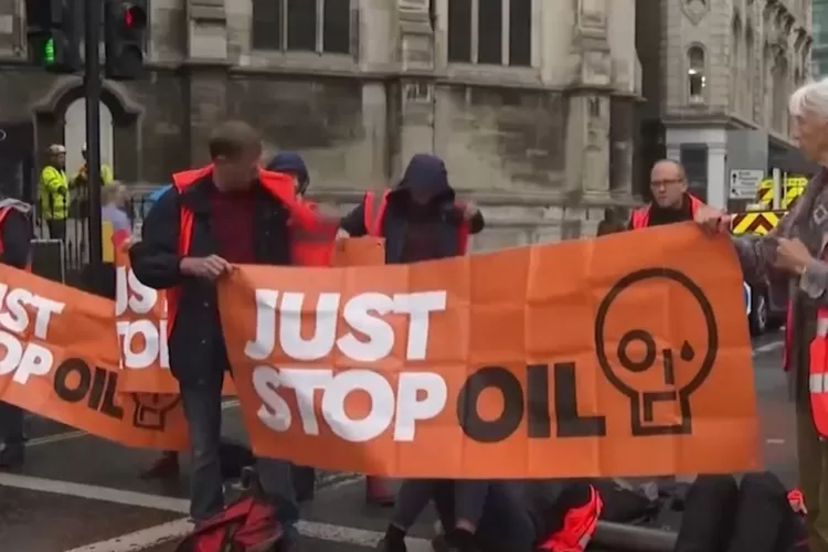 Pengunjuk rasa berjumlah sekitar 25 orang dengan membawa spanduk bertuliskan Just Stop Oil. Aktivis lingkungan ini memblokir jalan utama di pusat Kota London pada Kamis (27/10/2022) waktu setempat. Mereka pemerintah Inggris menghentikan lisensi proyek tambang minyak dan gas (Migas) baru. 