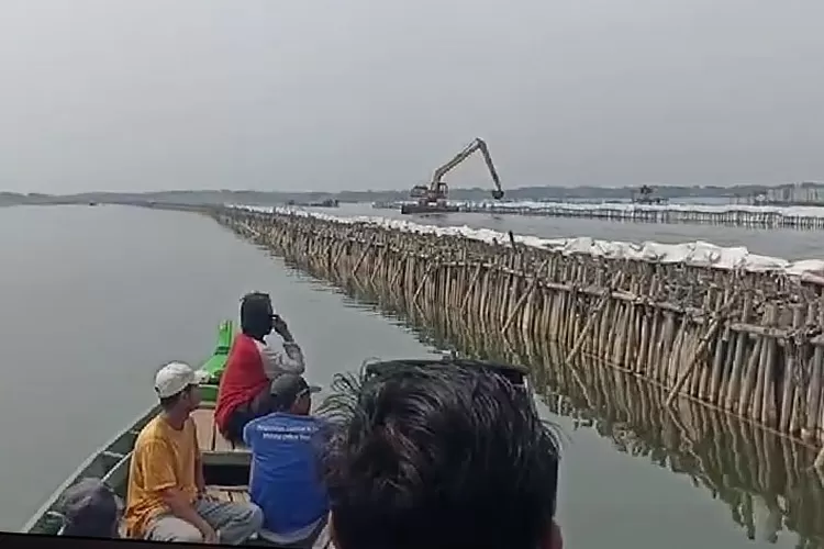 Pagar Laut di Tangerang. Pengamat menyebut kegaduhan soal pagar laut telah berkembang menjadi senjata bagi kelompok tertentu untuk menggoyang stabilita spemerintahan baru. 