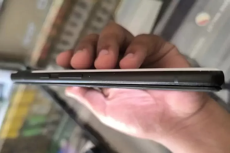 Google Pixel 6a alami baterai bengkak! Layar terangkat akibat baterai mengembang, simak cara mengatasi dan mencegahnya di sini. (jagat Review / HukamaNews.com)