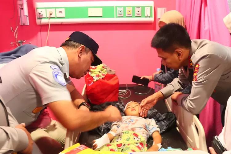 Kapolda Jabar jenguk korban kecelakaan di Tol Ciawi, pastikan kondisi mereka dan beri dukungan moril untuk pemulihan cepat.