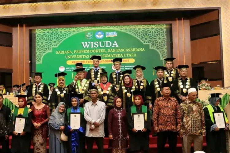 Wisuda UISU 2025: 694 mahasiswa resmi lulus, Nurzannah Ferbina br Sembiring jadi lulusan terbaik. Baca kisah perjuangannya! (HukamaNews.com)