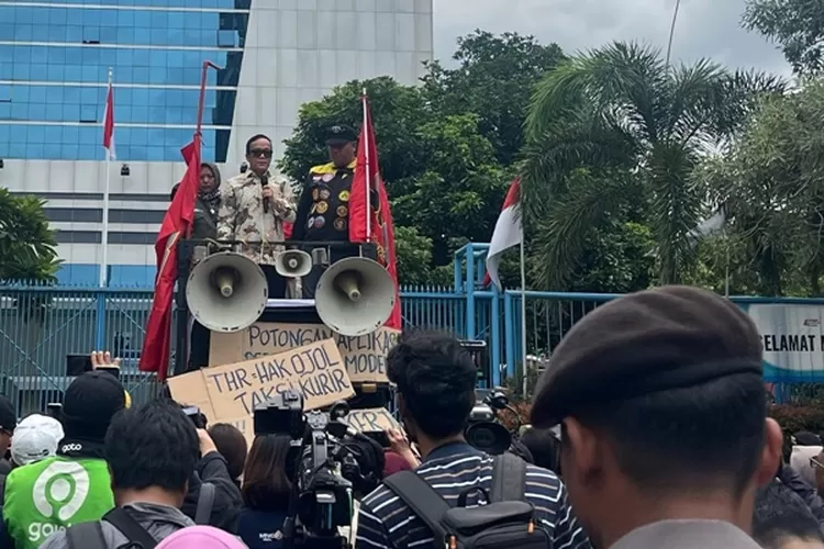 Aksi ojol tuntut THR di Kemenaker, Wamen Noel janji akan perjuangkan hak mereka. (Net/ HukamaNews.com)