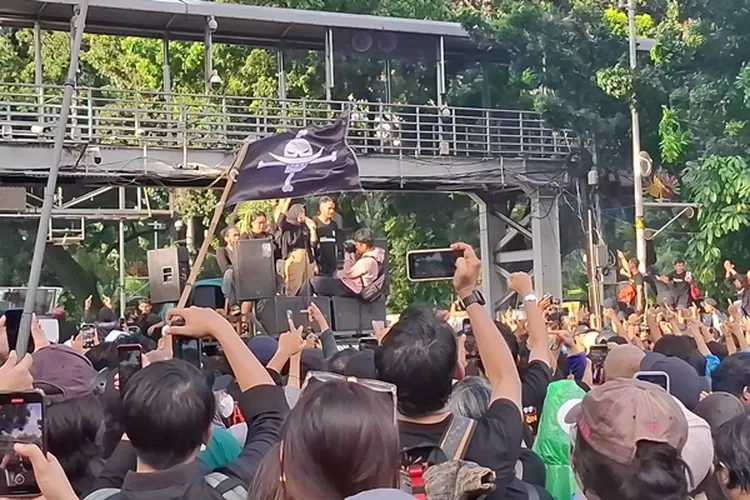 Demo besar di Patung Kuda, Jakarta! Massa &lsquo;Indonesia Gelap&rsquo; desak pemerintah soal IKN, kebijakan kontroversial, dan efisiensi anggaran. (Net / HukamaNews.com)