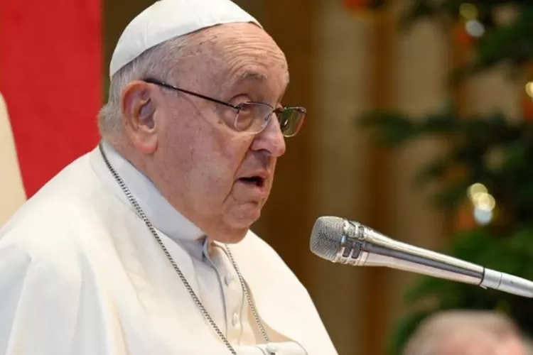 Dalam kondisi kritis, Paus Fransiskus tetap beribadah dari rumah sakit, mengundang simpati umat Katolik dan doa dari seluruh dunia. (HukamaNews.com / Bandung)