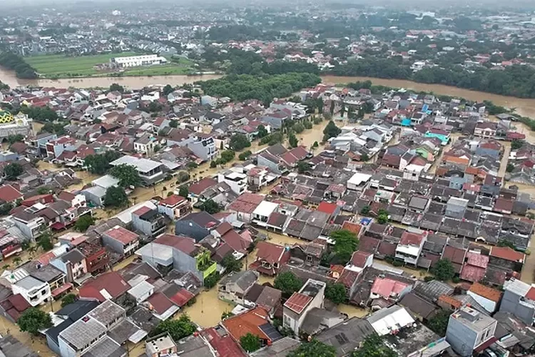Banjir besar melanda Bekasi! Rumah, mal, dan stasiun terendam, warga panik mengungsi.  (HukamaNews.com / Net)