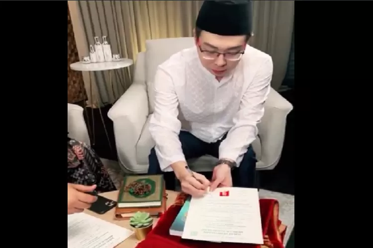 dokter Richard Lee peluk agama Islam didampingi Ustadz Derry Sulaiman dan Ustadz Felix Siauw (Xbangonim)