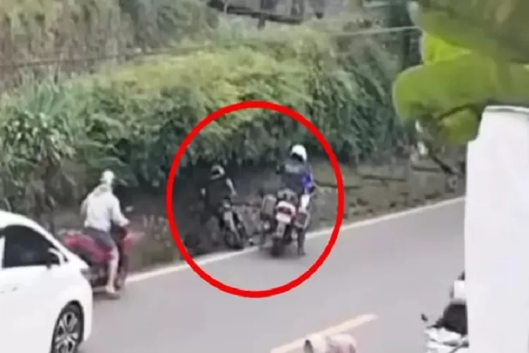 Insiden polisi Patwal diduga tendang pemotor di Puncak Bogor heboh di media sosial! Polres Bogor angkat bicara soal kejadian ini. (HukamaNews.com / tangkapan layar)