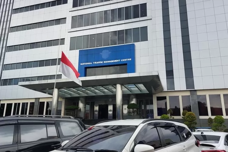 Kasus penembakan polisi oleh oknum TNI di Way Kanan gegerkan publik, Korlantas Polri beri penghormatan dengan bendera setengah tiang. (HukamaNews.com/ Ist)