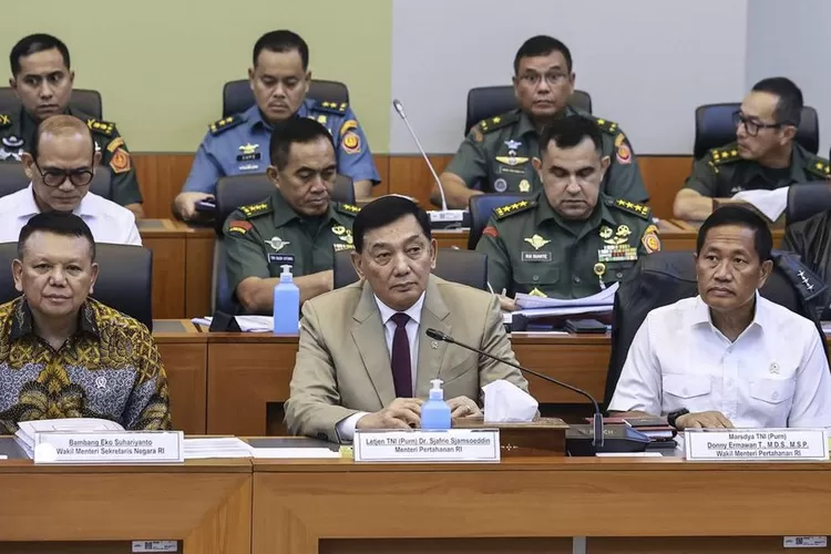 RUU TNI disahkan DPR, memicu kontroversi soal dwifungsi militer dan transparansi. (HukamaNews.com / )