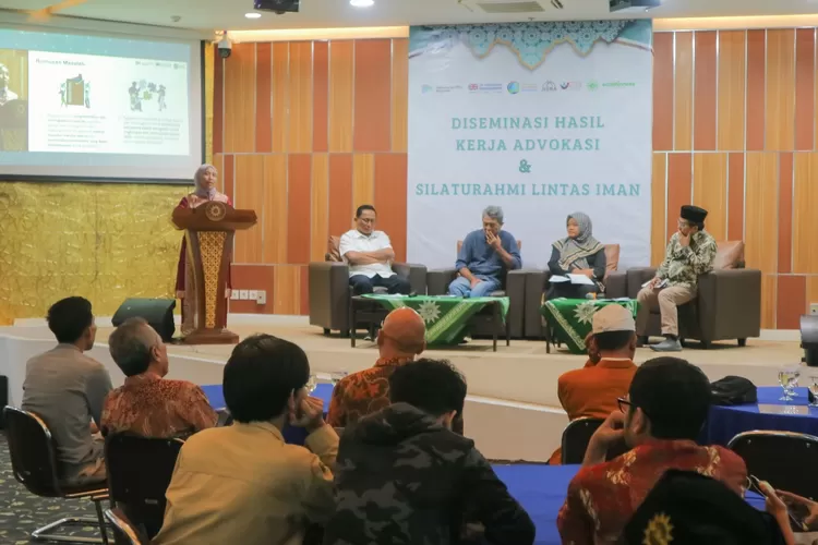 Hening Parlan, Direktur Eco Bhinneka Muhammadiyah, memaparkan hasil kerja advokasi lintas agama untuk mengelola risiko lingkungan.