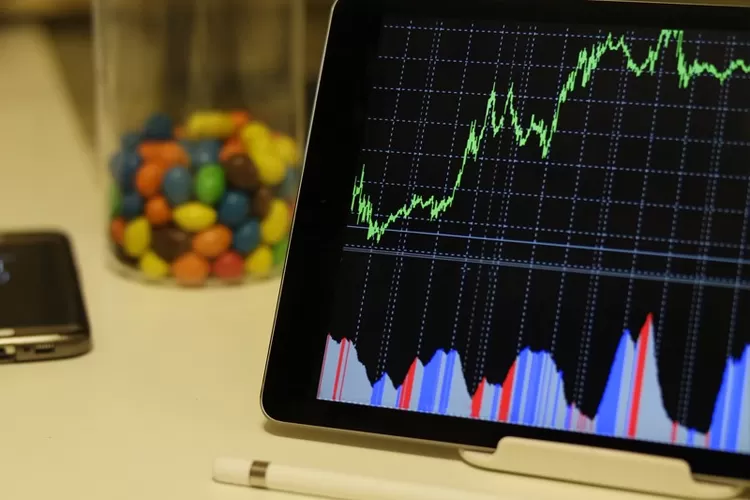 Investor cemas, IHSG ambruk akibat utang yang makin besar.  (HukamaNews.com / Net)