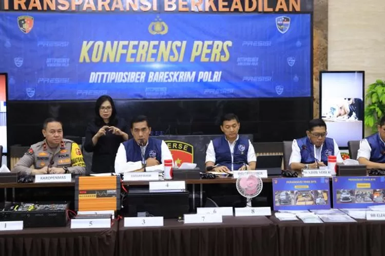 Sindikat kejahatan siber gunakan fake BTS untuk SMS phishing. Polisi tangkap dua pelaku di Jakarta, kerugian korban besar. (HukamaNews.com / Tribata News)