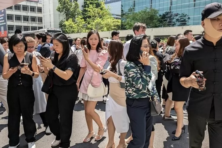 Guncangan dahsyat Gempa Myanmar terasa di Thailand. PM Paetongtarn Shinawatra ambil tindakan cepat. Baca selengkapnya! (HukamaNews.com / AFP-CANDIDA NG)