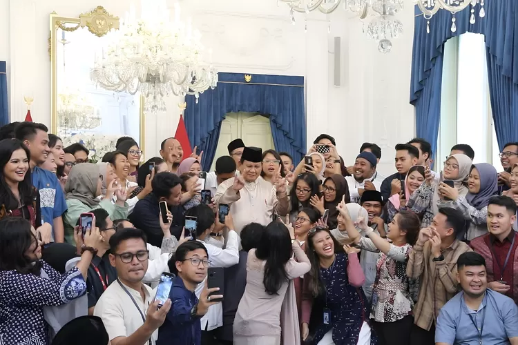 Prabowo ikut tren &ldquo;velocity&rdquo; bersama wartawan Istana saat halal bihalal, tunjukkan sisi humorisnya dengan gaya khas! (HukamaNews.com / Dok. Promedia)
