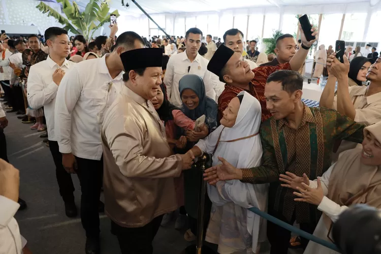 Prabowo disambut warga di halal bihalal Istana, terima ucapan terima kasih atas program Makan Bergizi Gratis. Simak momen hangatnya! (UlasBandung.com / Dok. Promedia)