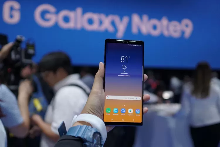 Pengalaman layar penuh tanpa notch dengan teknologi kamera bawah layar terbaru yang makin canggih dan imersif. (HukamaNews.com / Samsung Galaxy Note 9)