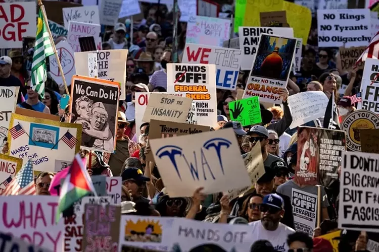 Aksi besar warga AS tolak kekuasaan Trump dan Elon Musk, gerakan 50501 suarakan krisis demokrasi di Amerika. (HukamaNews.com / AFP)