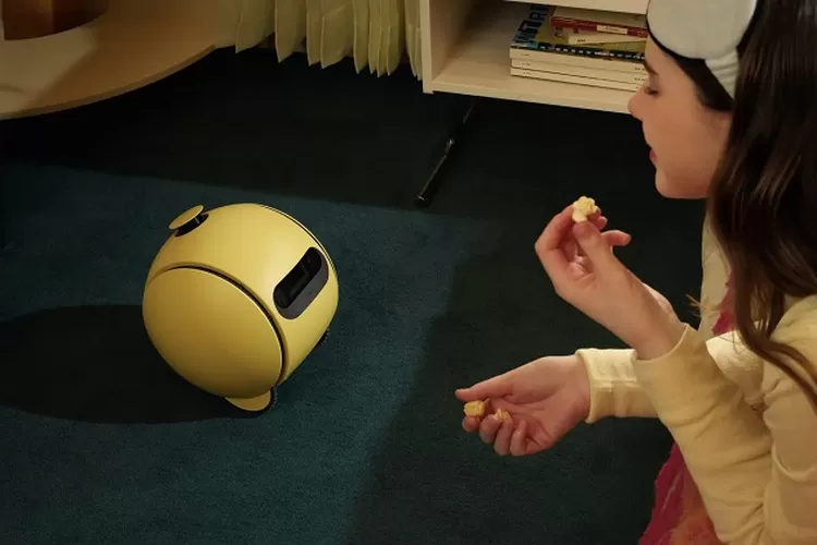 Samsung luncurkan Ballie, robot pintar berbasis Gemini yang bisa kendalikan perangkat rumah kamu secara otomatis dan cerdas. (HukamaNews.com / Jagat Review)