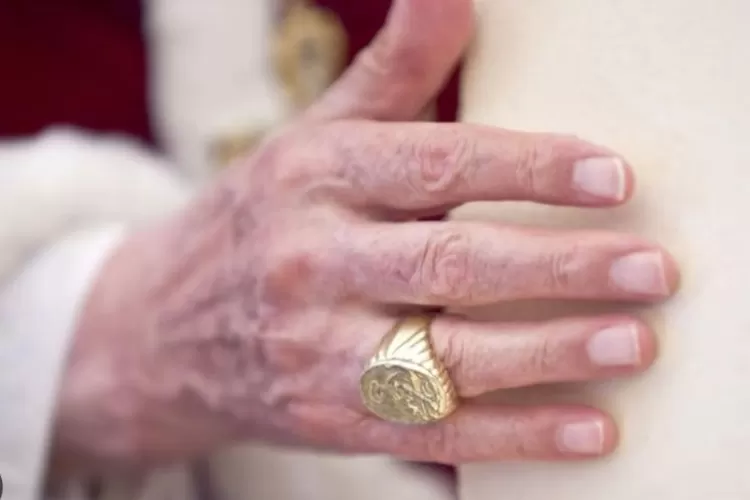 Tradisi penghancuran cincin Paus Fransiskus bukan sekadar ritual.  (HukamaNews.com / Net)