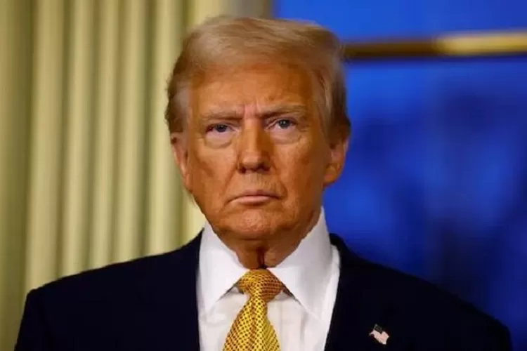 Dukungan terhadap ekonomi Trump anjlok, warga AS khawatir tarif impor picu resesi dan gejolak pasar global. (HukamaNews.com / AFP)