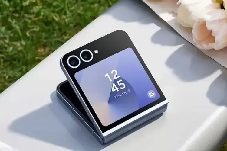 Samsung ganti nama Galaxy Z Flip FE jadi Galaxy Z Flip Xe! Temukan detail ponsel lipat terjangkau ini di sini. (HukamaNews.com / Samsung)
