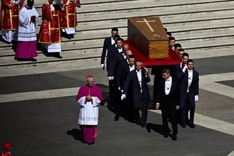 Prosesi pemakaman Paus Fransiskus dimulai, ribuan orang memadati Alun-alun Santo Petrus untuk memberikan penghormatan terakhir. (HukamaNews.com / AFP-TIZIANA FABI  )