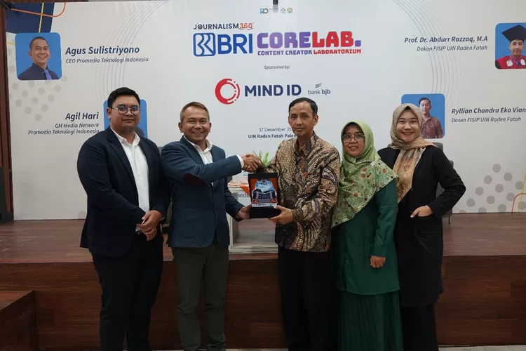 CEO Promedia Teknologi Indonesia Agus Sulistriyono (kedua dari kiri) bersama Dekan FISIP UIN Raden Fatah Palembang Prof. Dr. Abdur Razzaq, M.A (ketiga dari kiri) dalam acara BRI CoreLab 2024. (HukamaNews.com / &nbsp;(Dok.&nbsp;Promedia))
