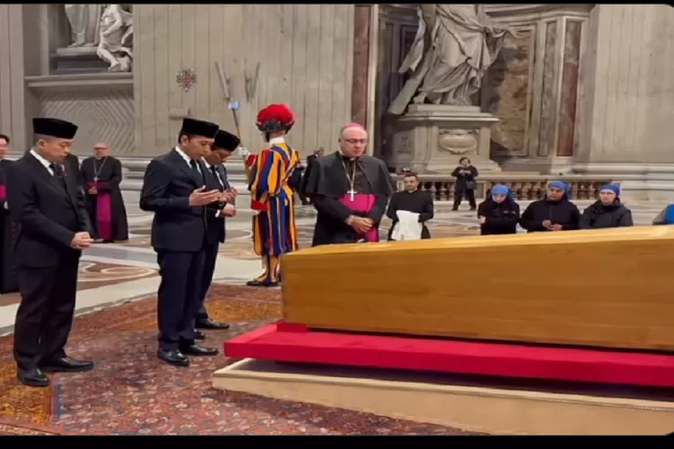 Jokowi berdoa di depan jenazah Paus Fransiskus (Ist)
