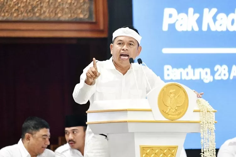 Dedi Mulyadi ingin jadikan vasektomi syarat bansos. Kebijakan ini diprotes banyak pihak karena dinilai langgar hak warga miskin. (HukamaNews.com / Pemprov Jabar)
