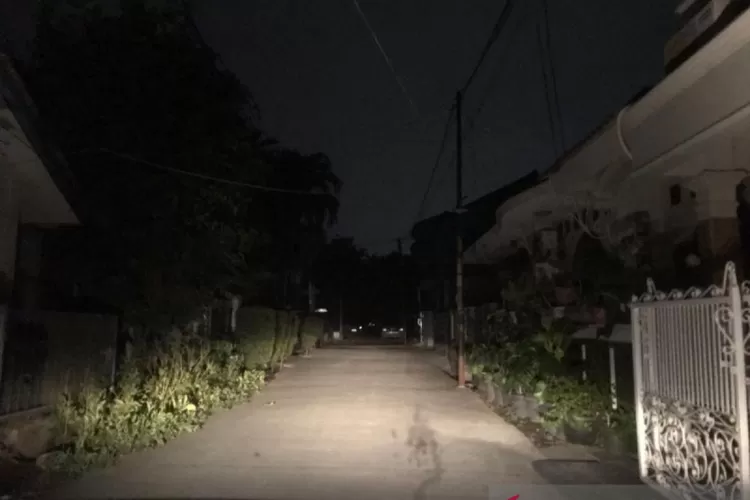 Listrik padam serentak di Bekasi, 262 ribu pelanggan terdampak. PLN jelaskan penyebab dan upaya pemulihan cepat. (HukamaNews.com / Antara)