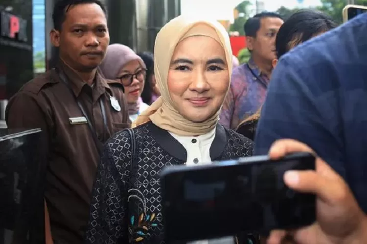 Kasus korupsi minyak mentah makin dalam, Nicke Widyawati dipanggil Kejagung sebagai saksi penting penyidikan. (HukamaNews.com / Net)
