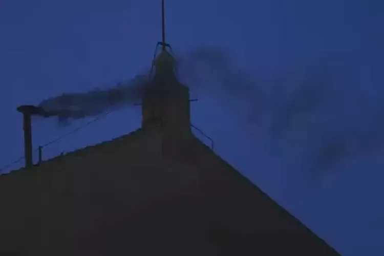 Pemilihan Paus masih berlangsung di Kapel Sistina. Belum ada kesepakatan, asap hitam kembali mengepul ke langit Vatikan. (HukamaNews.com / AP-Alessandra Tarantino)