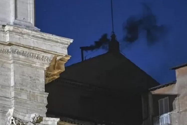 Konklaf 2025 dimulai. Asap hitam muncul, belum ada Paus baru. Kapan tanda putih akan mengepul dari Vatikan? (HukamaNews.com / AFP)