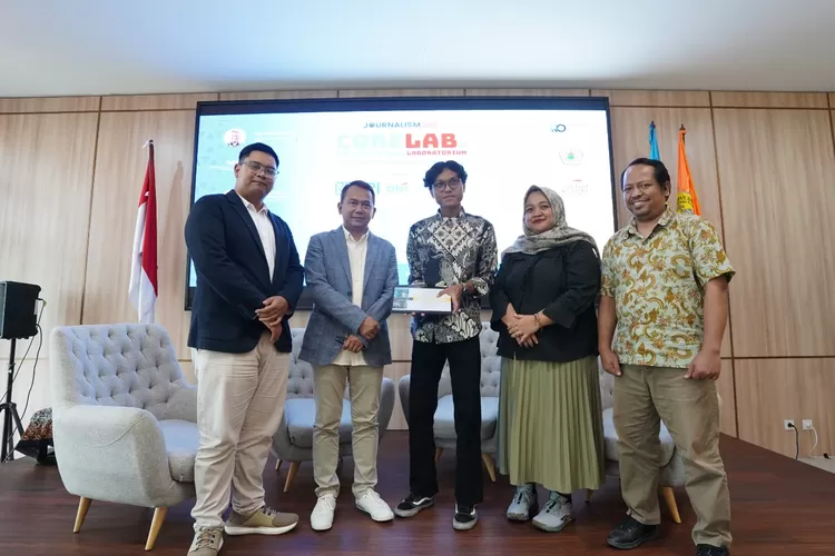 CEO Promedia Agus Sulistriyono (kedua dari kiri) bersama Ketua BEM FISIP UNTIRTA, Muhammad Bayu Arya Dita (tengah).  (HukamaNews.com / (Dokumentasi&nbsp;Promedia))