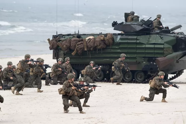 mantan marinir gabung perang di Rusia, TNI AL pastikan ia telah dipecat usai kabur dari dinas. (HukamaNews.com / AP-Mindaugas Kulbis)