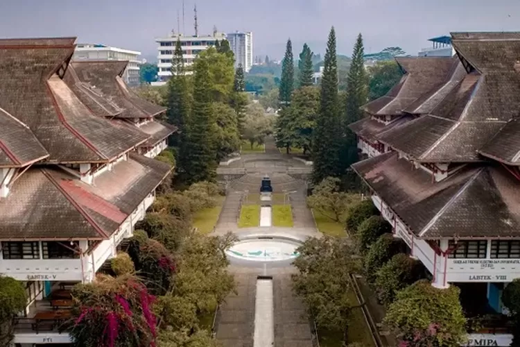 Geger meme Prabowo-Jokowi ciuman, mahasiswa ITB diciduk polisi, ITB angkat suara dan janji dampingi proses hukumnya. (HukamaNews.com / ITB)