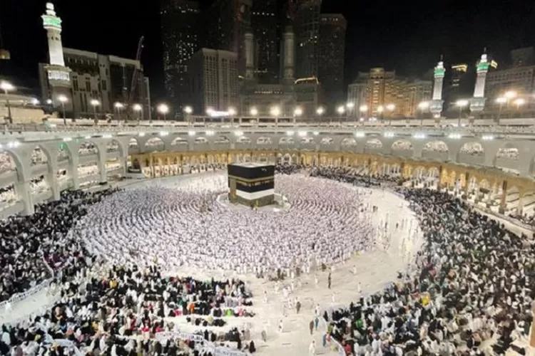 Kenapa pesawat dilarang melintas di atas Ka'bah? Ini alasan religius dan aturan resmi yang jarang diketahui publik. (HukamaNews.com / Net)