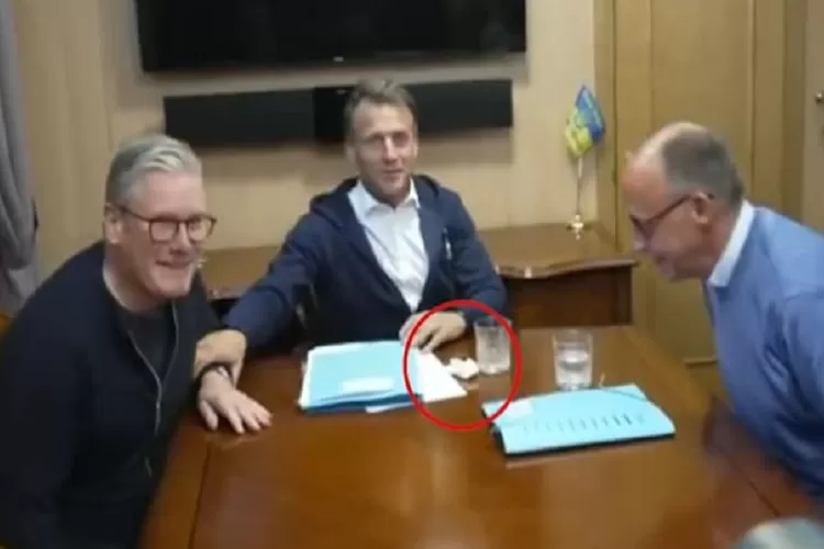 Video Macron di kereta menuju Ukraina picu rumor tentang kantong kokain, media Prancis bantah klaim itu (Ist) 