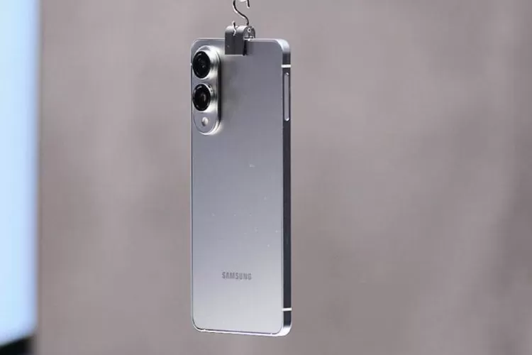 Samsung rilis S25 Edge dengan desain menawan dan bobot ringan. Tapi siapkah kamu kehilangan dua fitur utama ini? (HukamaNews.com/ Samsung)