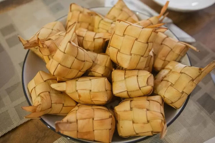 Tips merebus ketupat hemat gas tanpa gagal jelang Idul Adha 2025, tetap nikmat dan tidak cepat basi saat disajikan. (HukamaNews.com / Net)