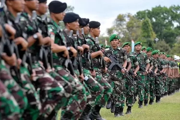 Polemik TNI jaga kantor Kejaksaan, dinilai langgar UUD 1945. Simak klarifikasi resmi dari TNI, Kejagung, dan Kapolri. (HukamaNews.com / TNI)