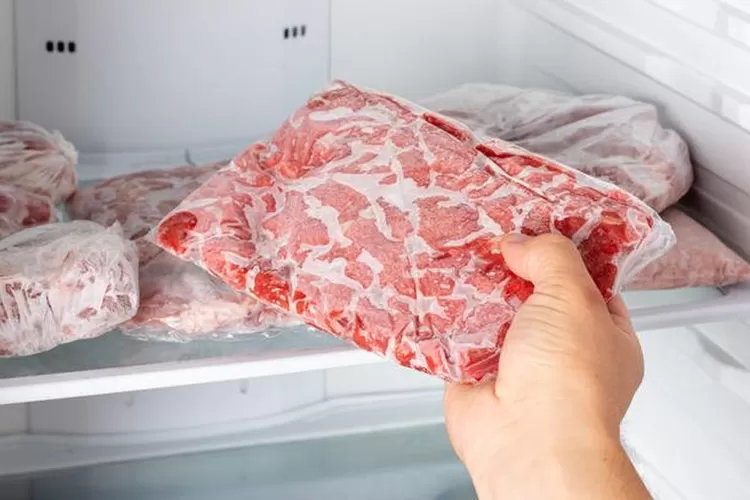Daging kurban cepat basi di kulkas? Ikuti tips praktis ini agar tahan lama dan tetap layak konsumsi. (HukamaNews.com / Net)
