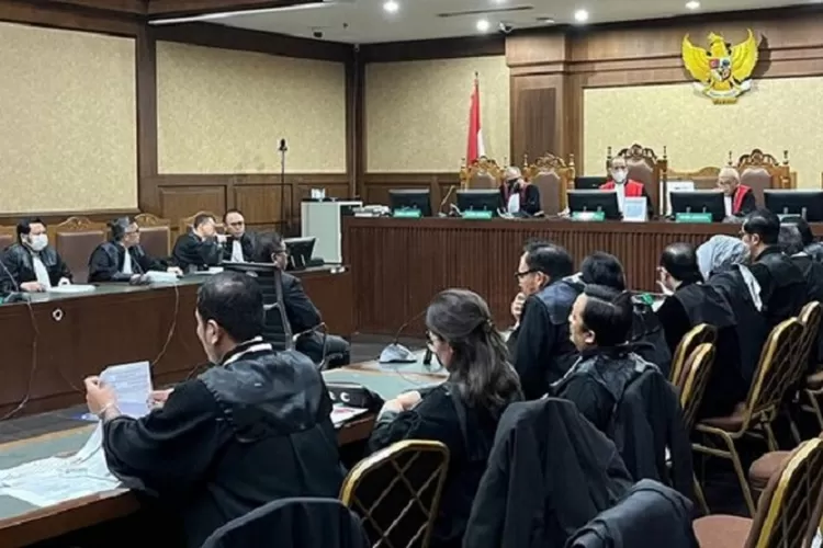 Sidang Hasto Kristiyanto ricuh saat penyelidik KPK hadir, 511 polisi dikerahkan amankan lokasi. Baca kronologi selengkapnya. (HukamaNews.com / Net)