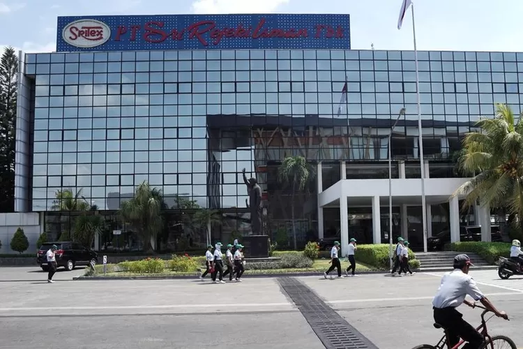 Dulu berjaya, kini bangkrut. Sritex tumbang karena utang dan kredit macet, sang bos kini ditetapkan sebagai tersangka. (HukamaNews.com / Sritex)