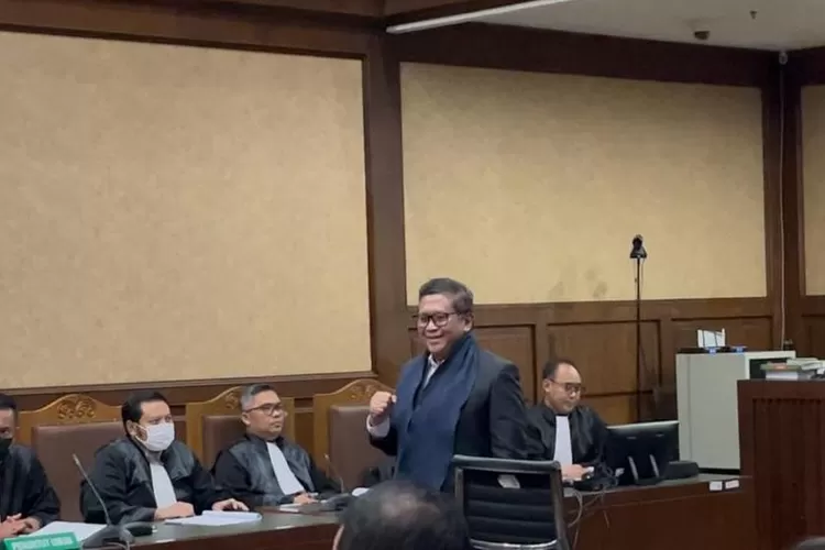 Sidang panas Hasto Kristiyanto makin ramai usai Saeful Bahri ungkap kesaksian lama yang disebut penuh kepentingan. (HukamaNews.com / Net)